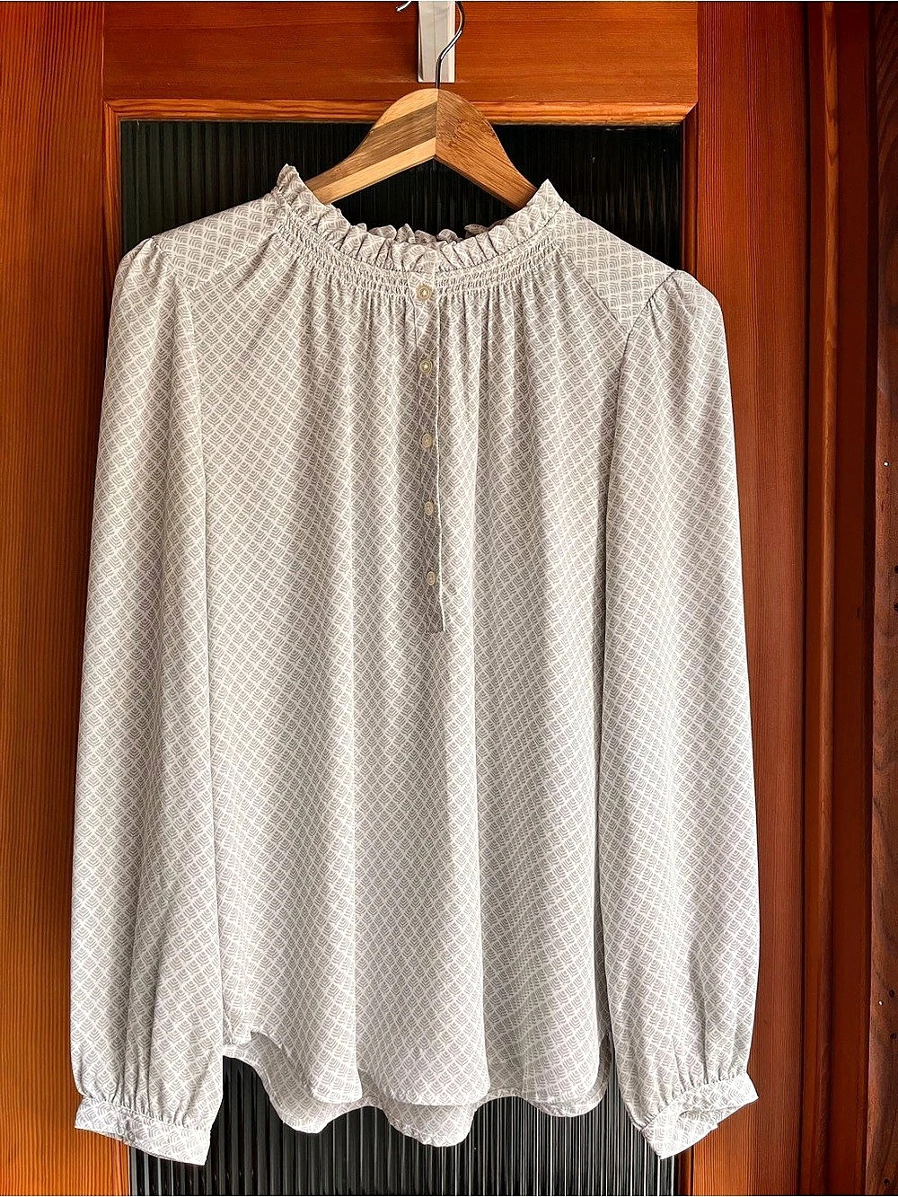 LOFT Blouse in White & Gray Size Small Like New